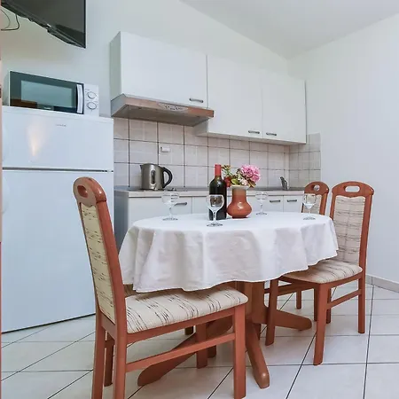 Apartment Apartments By The Sea Pisak, Omis - 10323