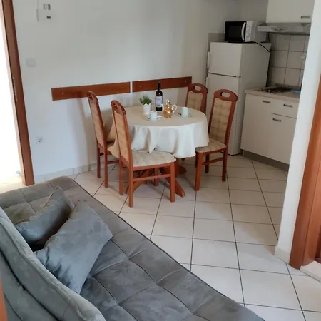 Apartment Apartments By The Sea Pisak, Omis - 10323 *