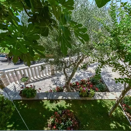Apartment Apartments By The Sea Pisak, Omis - 10323 *